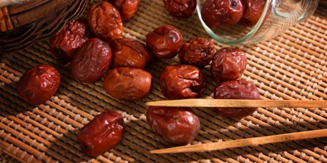 dried jujube seeds on a bamboo mat